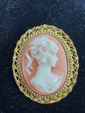 244- Cameo 1928 Brand Vintage Style Cream and Coral resin Brooch